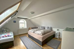 Hof Türke Moritzburg - Ferienwohnung Schlossblick - Schlafzimmer mit Kinderbett