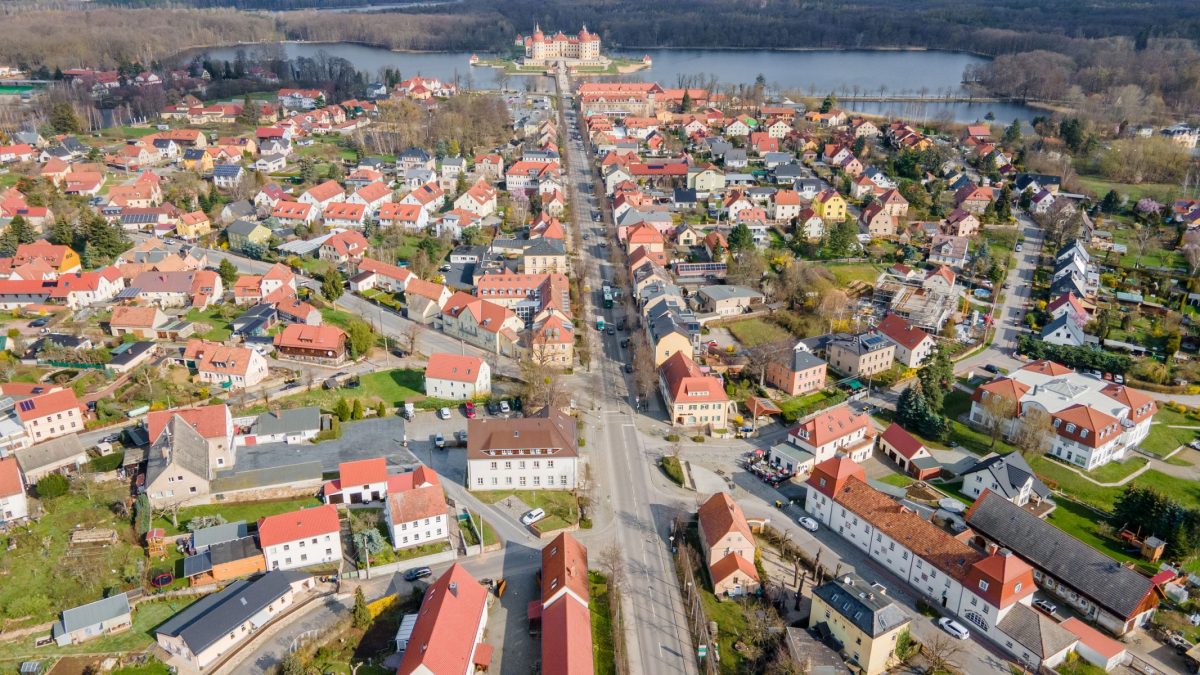 Hof Türke - Blick über die Schlossallee zum Schloss Moritzburg und Schlossteich